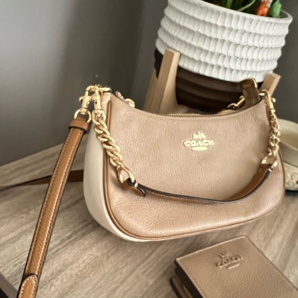 Coach - Picture 2 of 8